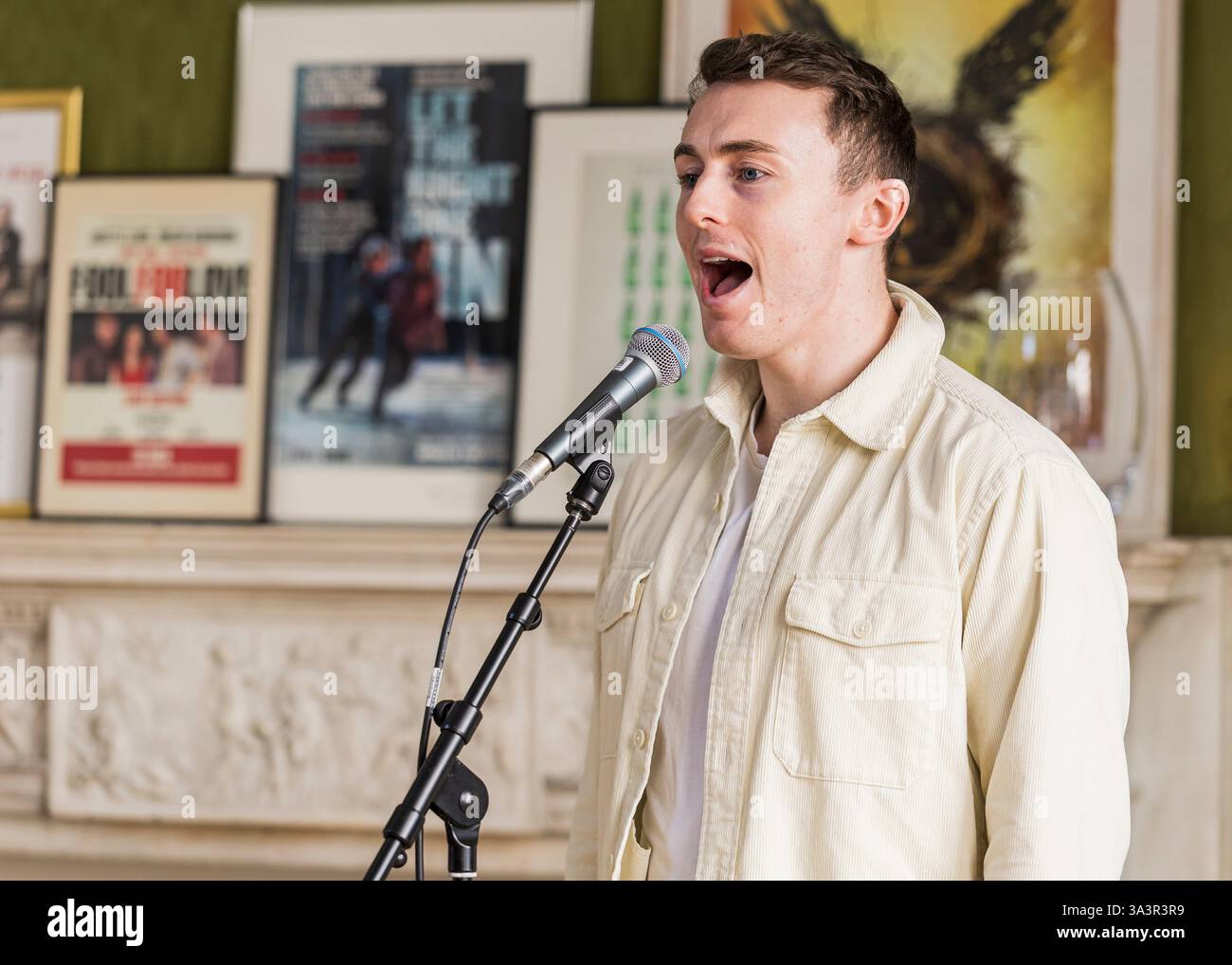 Brian o'Muiri e Helaina Cole, West End presentano in Maiden Lane, Covent Garden, Londra © Clarissa Debenham (Film Free Photography) / Alamy Foto Stock