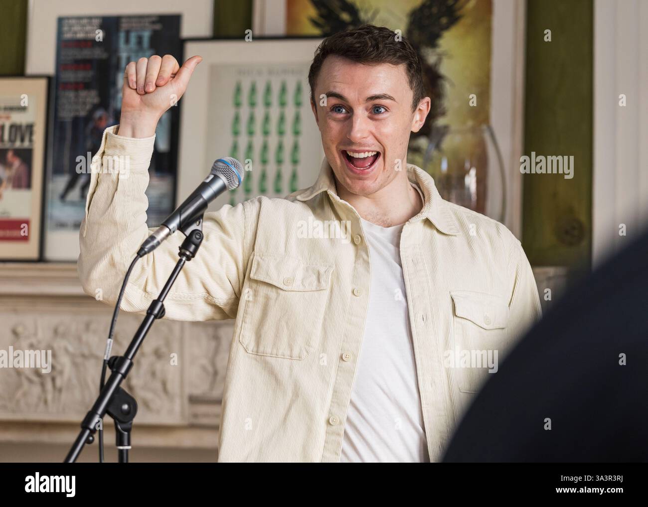 Brian o'Muiri e Helaina Cole, West End presentano in Maiden Lane, Covent Garden, Londra © Clarissa Debenham (Film Free Photography) / Alamy Foto Stock