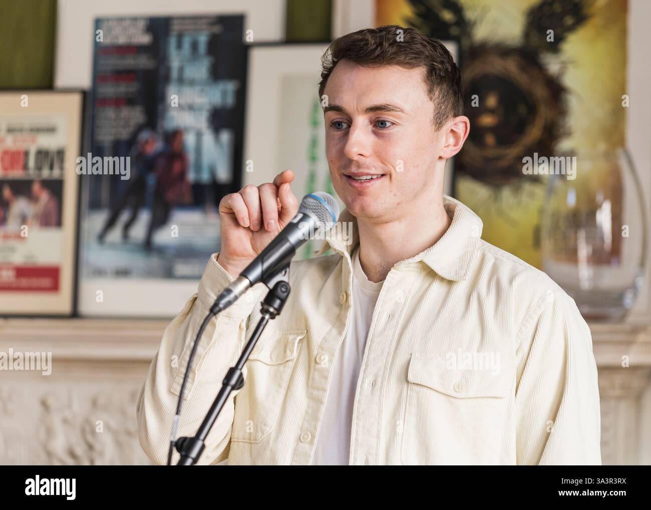 Brian o'Muiri e Helaina Cole, West End presentano in Maiden Lane, Covent Garden, Londra © Clarissa Debenham (Film Free Photography) / Alamy Foto Stock