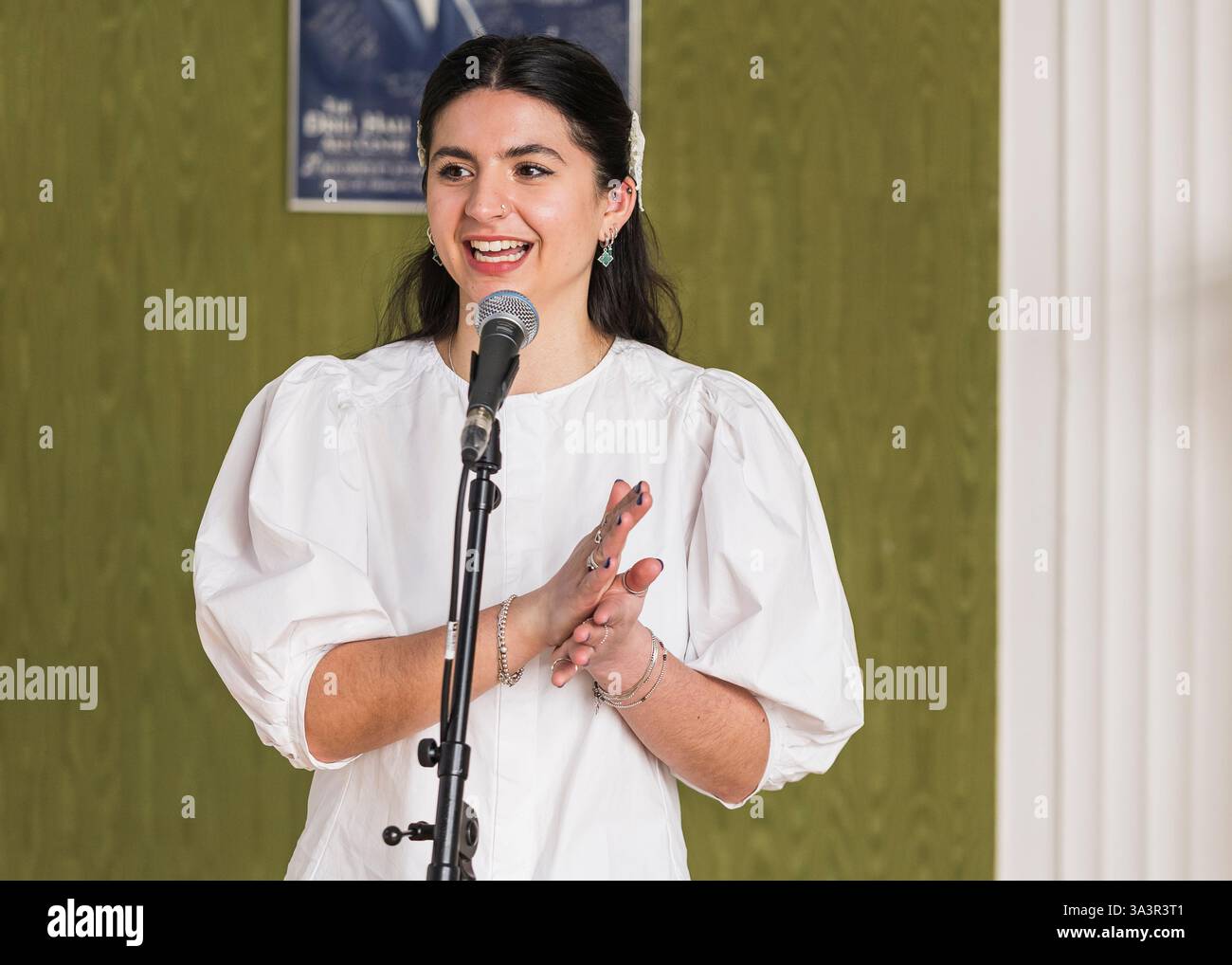Brian o'Muiri e Helaina Cole, West End presentano in Maiden Lane, Covent Garden, Londra © Clarissa Debenham (Film Free Photography) / Alamy Foto Stock
