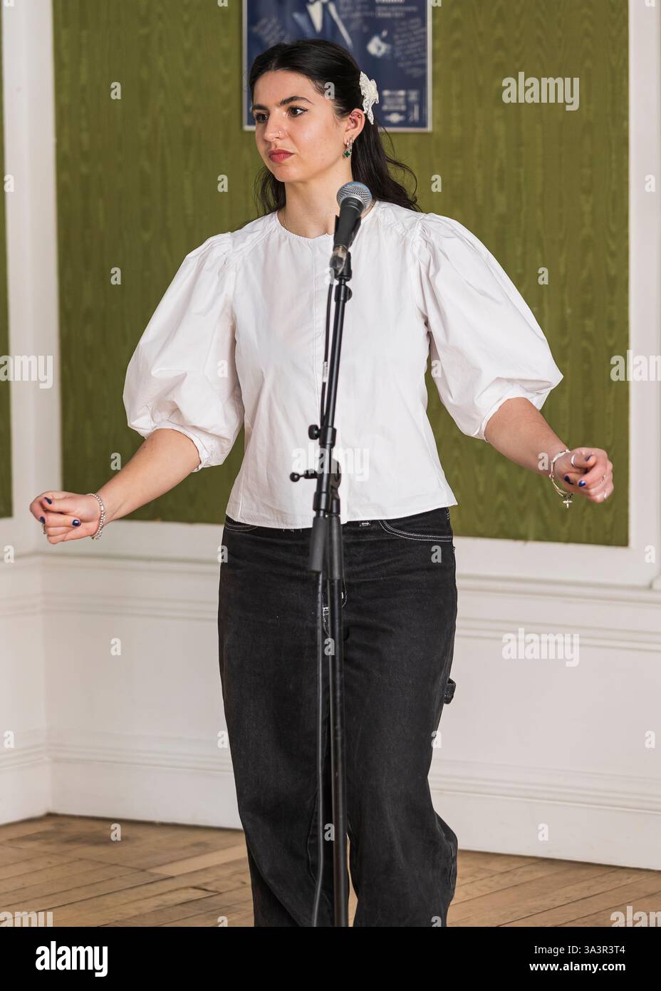 Brian o'Muiri e Helaina Cole, West End presentano in Maiden Lane, Covent Garden, Londra © Clarissa Debenham (Film Free Photography) / Alamy Foto Stock