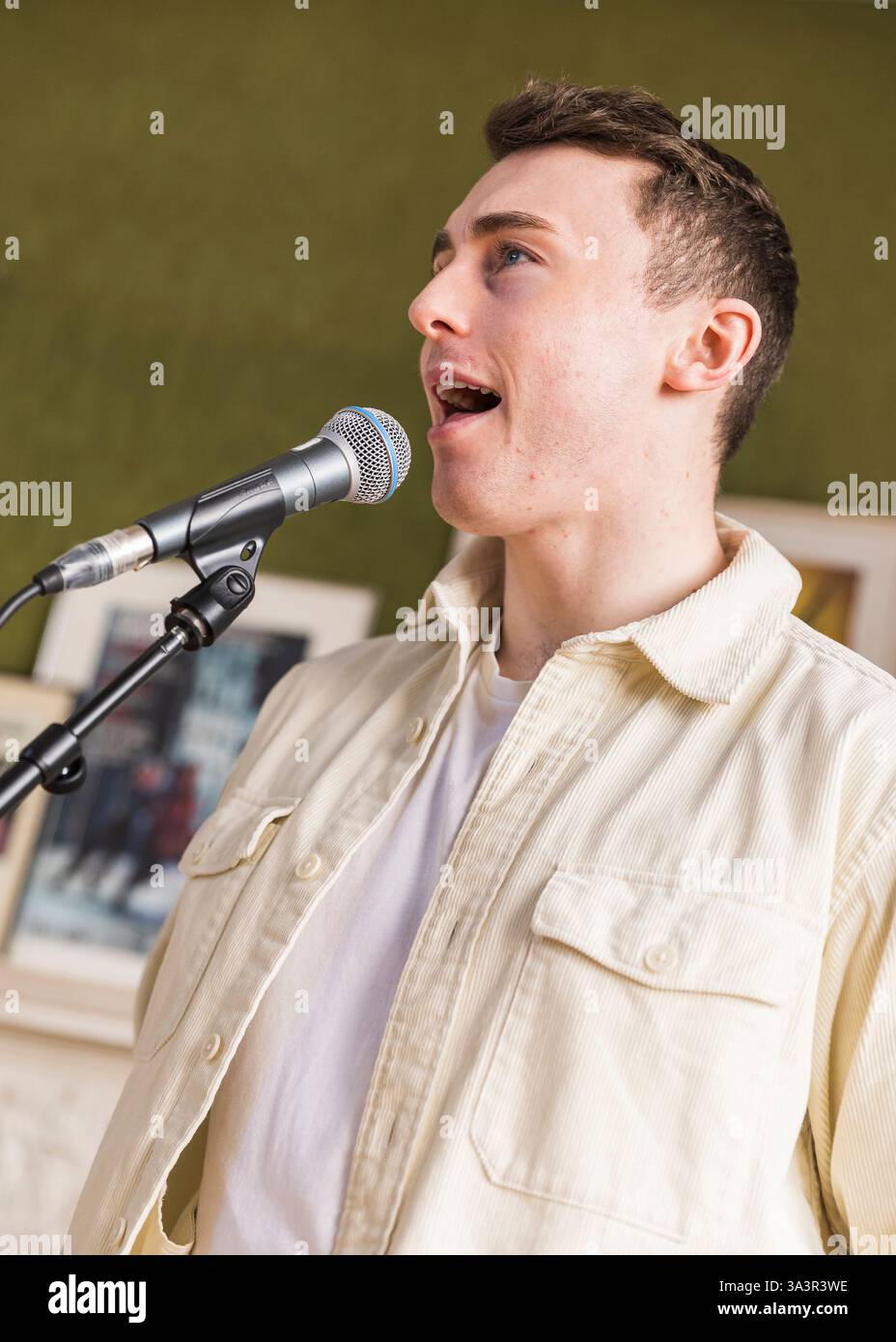 Brian o'Muiri e Helaina Cole, West End presentano in Maiden Lane, Covent Garden, Londra © Clarissa Debenham (Film Free Photography) / Alamy Foto Stock