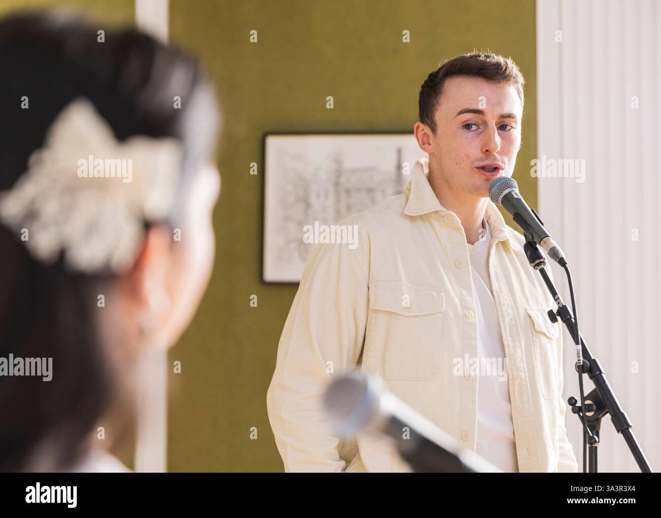 Brian o'Muiri e Helaina Cole, West End presentano in Maiden Lane, Covent Garden, Londra © Clarissa Debenham (Film Free Photography) / Alamy Foto Stock