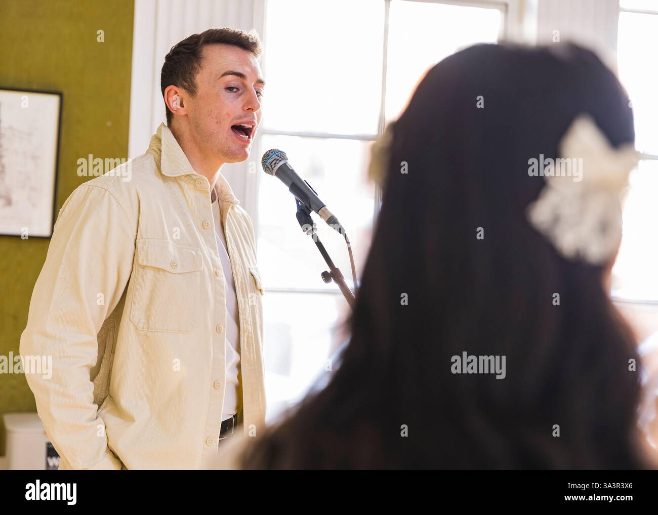 Brian o'Muiri e Helaina Cole, West End presentano in Maiden Lane, Covent Garden, Londra © Clarissa Debenham (Film Free Photography) / Alamy Foto Stock
