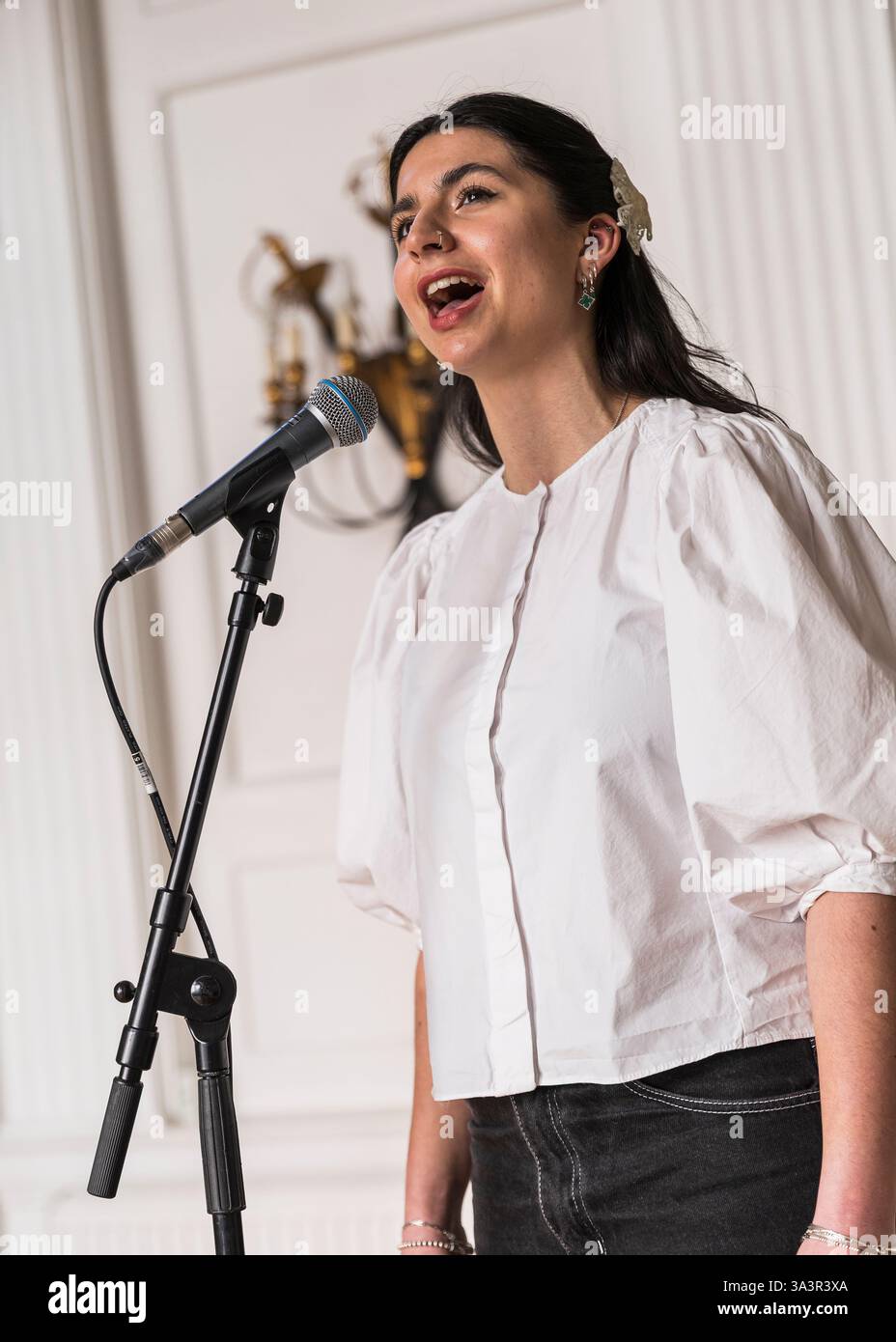 Brian o'Muiri e Helaina Cole, West End presentano in Maiden Lane, Covent Garden, Londra © Clarissa Debenham (Film Free Photography) / Alamy Foto Stock