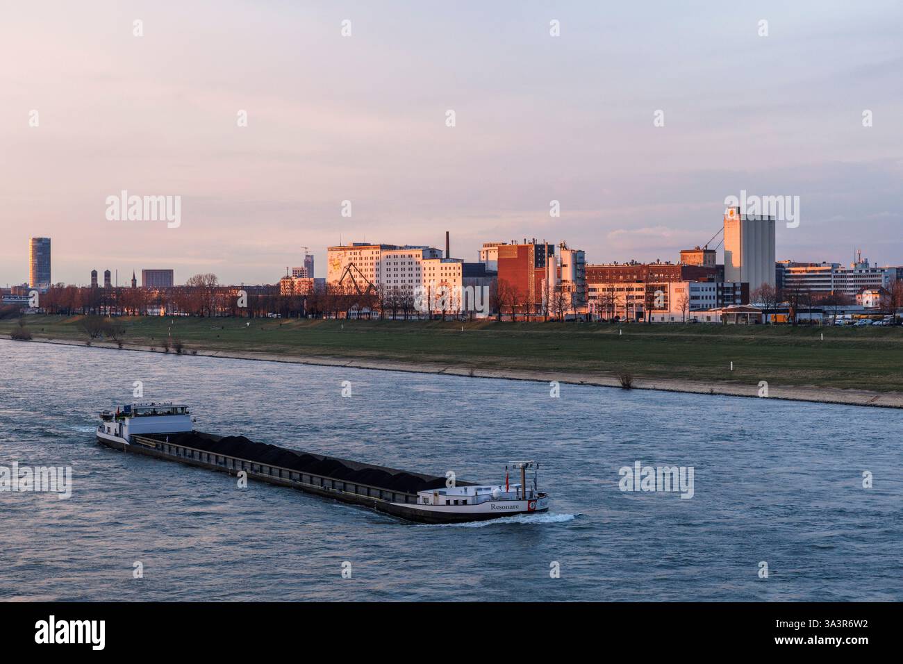 Prati del Reno nel distretto poll, il mulino Auer e il mulino Ell nel porto di Deutz, all'estrema sinistra della KoelnTriangle Tower, nave da carico, Colonia, Germania. Foto Stock