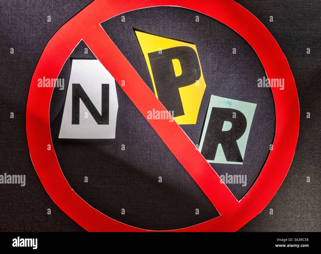 L'argomento "NPR" utilizza lettere di carta ritagliate nella tipografia con effetto riscatto all'interno dell'International NO Symbol, USA Foto Stock