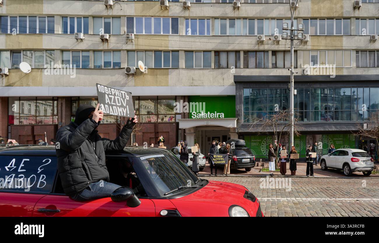 Kiev, Ucraina - 16 marzo 2025 persone protestano in via Volodumirska, vicino all'Opera Nazionale Ucraina, chiedendo il rilascio del difensore Azovstal Foto Stock