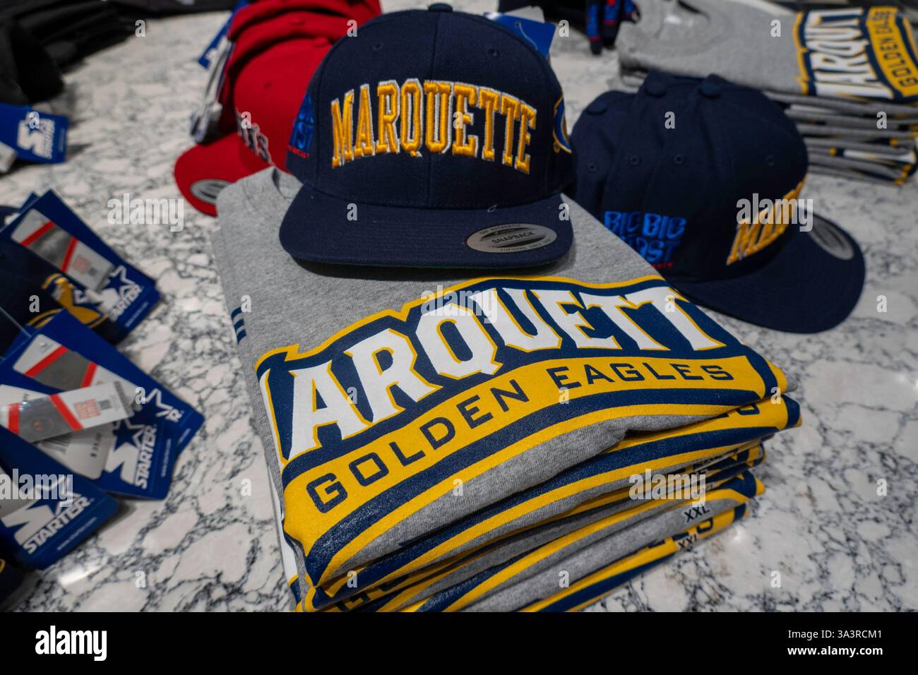 Materiale promozionale di marca presso Macy's per le scuole che partecipano al grande torneo est al Madison Square Garden, 2025, New York City, USA Foto Stock