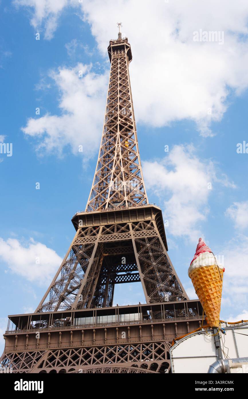 Torre Eiffel e vicino negozio di gelati. Foto Stock