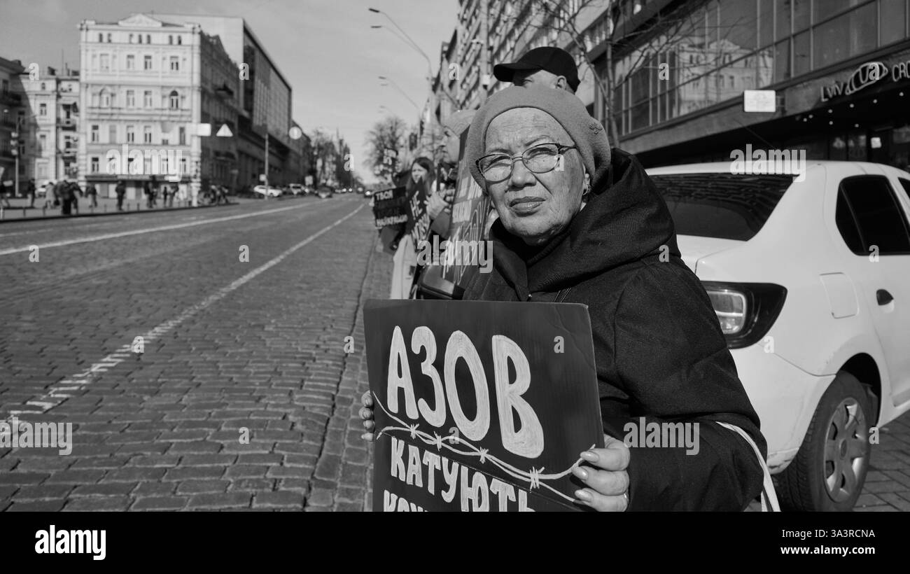Kiev, Ucraina - 16 marzo 2025 persone stanno protestando vicino all'Opera Nazionale Ucraina in via Volodumirska, tenendo striscioni. Foto Stock