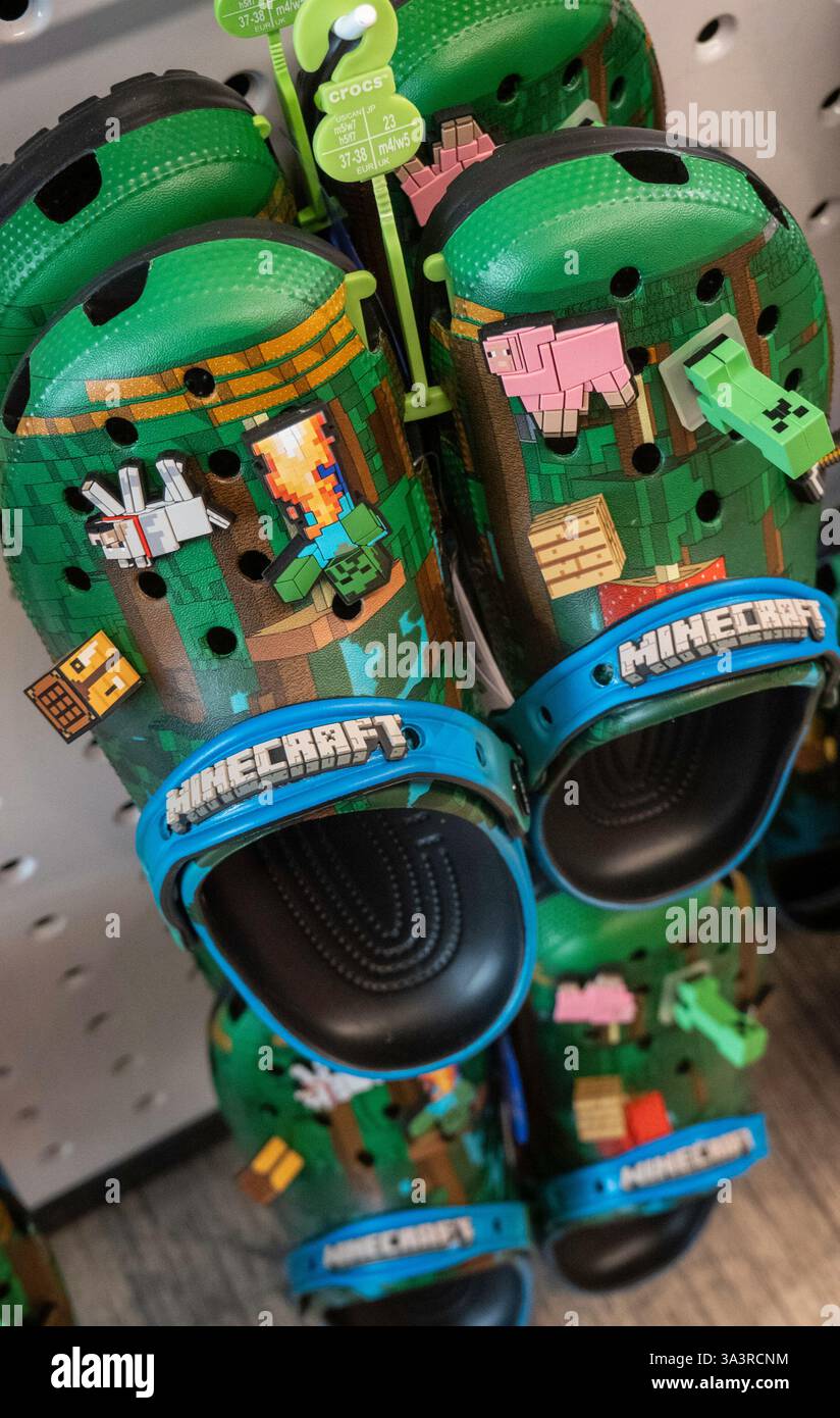 Interno del negozio di calzature in schiuma di crocs clogs in W. 34th St., New York City, 2025, Stati Uniti Foto Stock