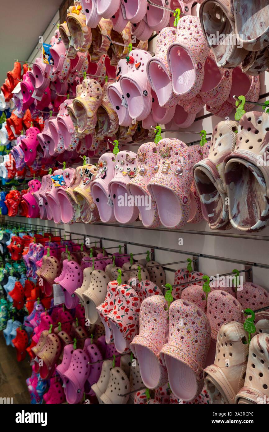 Interno del negozio di calzature in schiuma di crocs clogs in W. 34th St., New York City, 2025, Stati Uniti Foto Stock