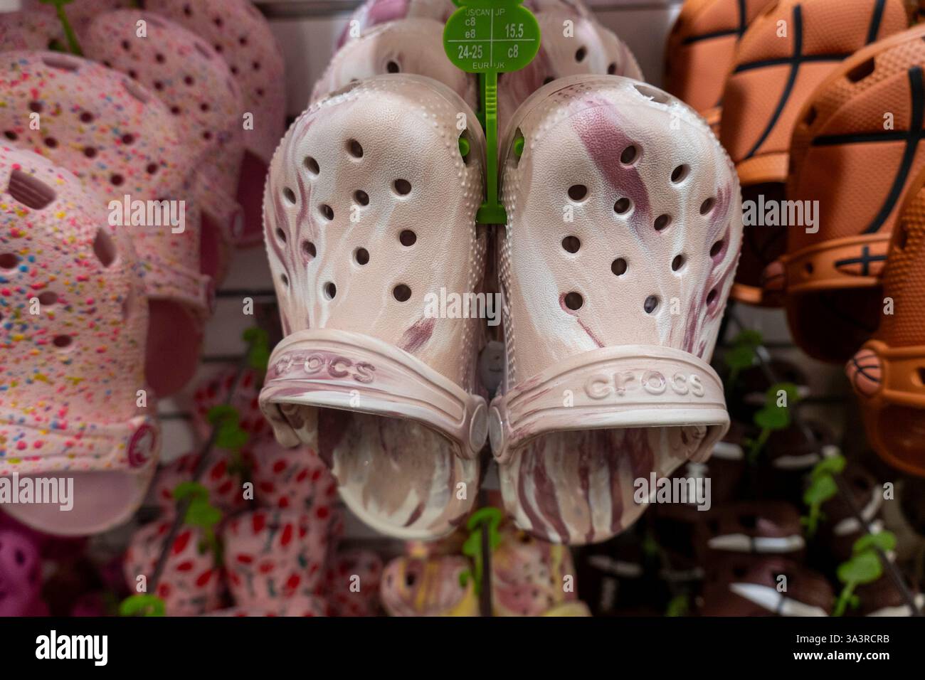 Interno del negozio di calzature in schiuma di crocs clogs in W. 34th St., New York City, 2025, Stati Uniti Foto Stock