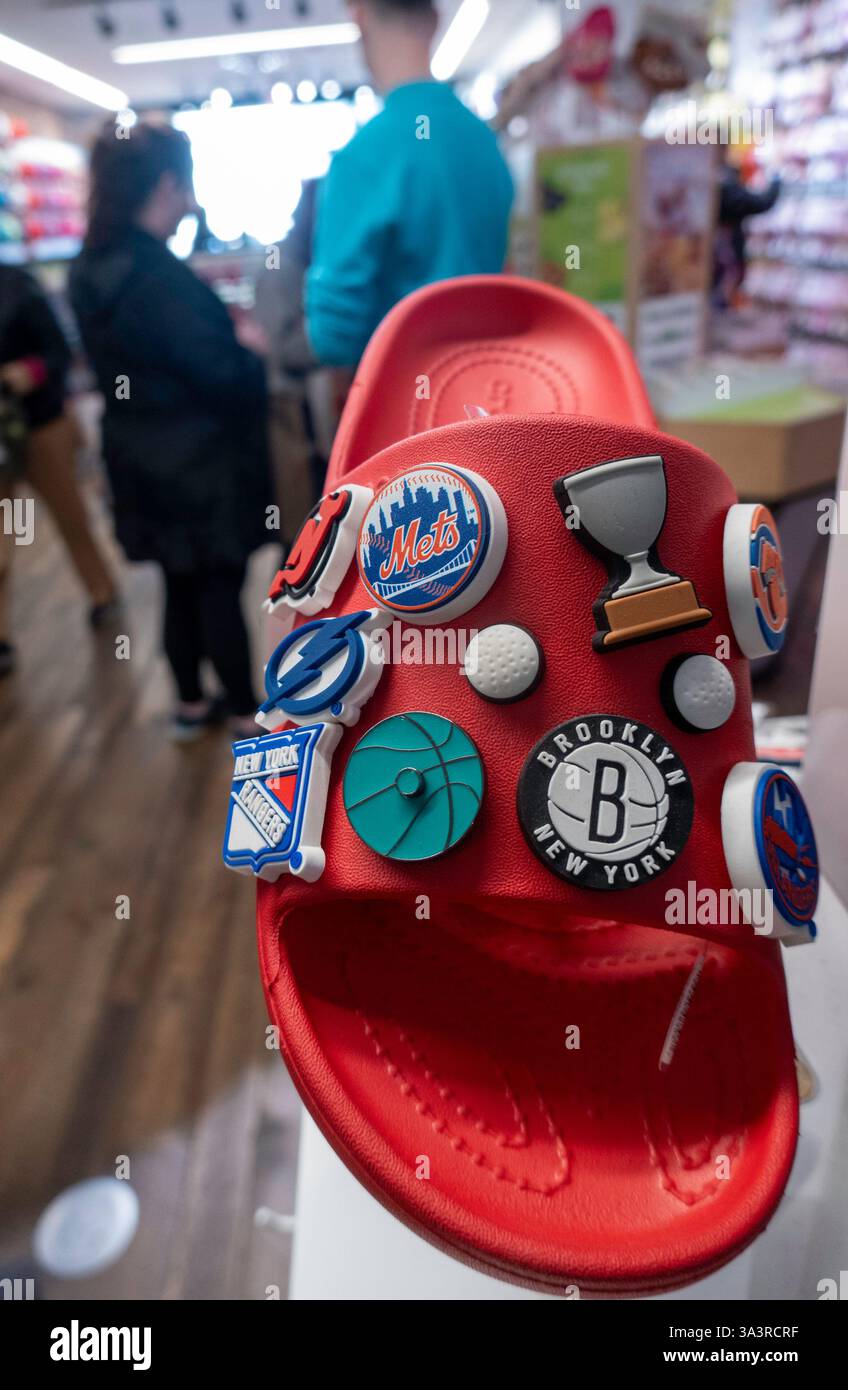 Interno del negozio di calzature in schiuma di crocs clogs in W. 34th St., New York City, 2025, Stati Uniti Foto Stock
