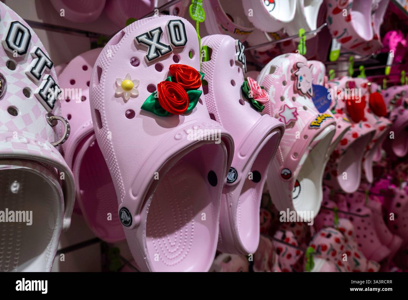 Interno del negozio di calzature in schiuma di crocs clogs in W. 34th St., New York City, 2025, Stati Uniti Foto Stock