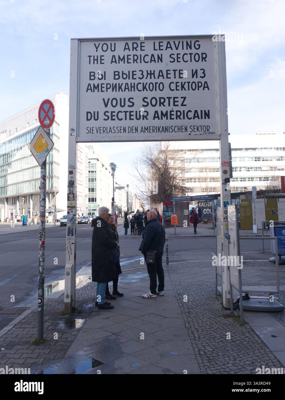 Checkpoint Charlie (o "Checkpoint C") era il nome degli Alleati occidentali per il più noto punto di attraversamento del muro di Berlino tra Berlino Est e Berlino Ovest Foto Stock