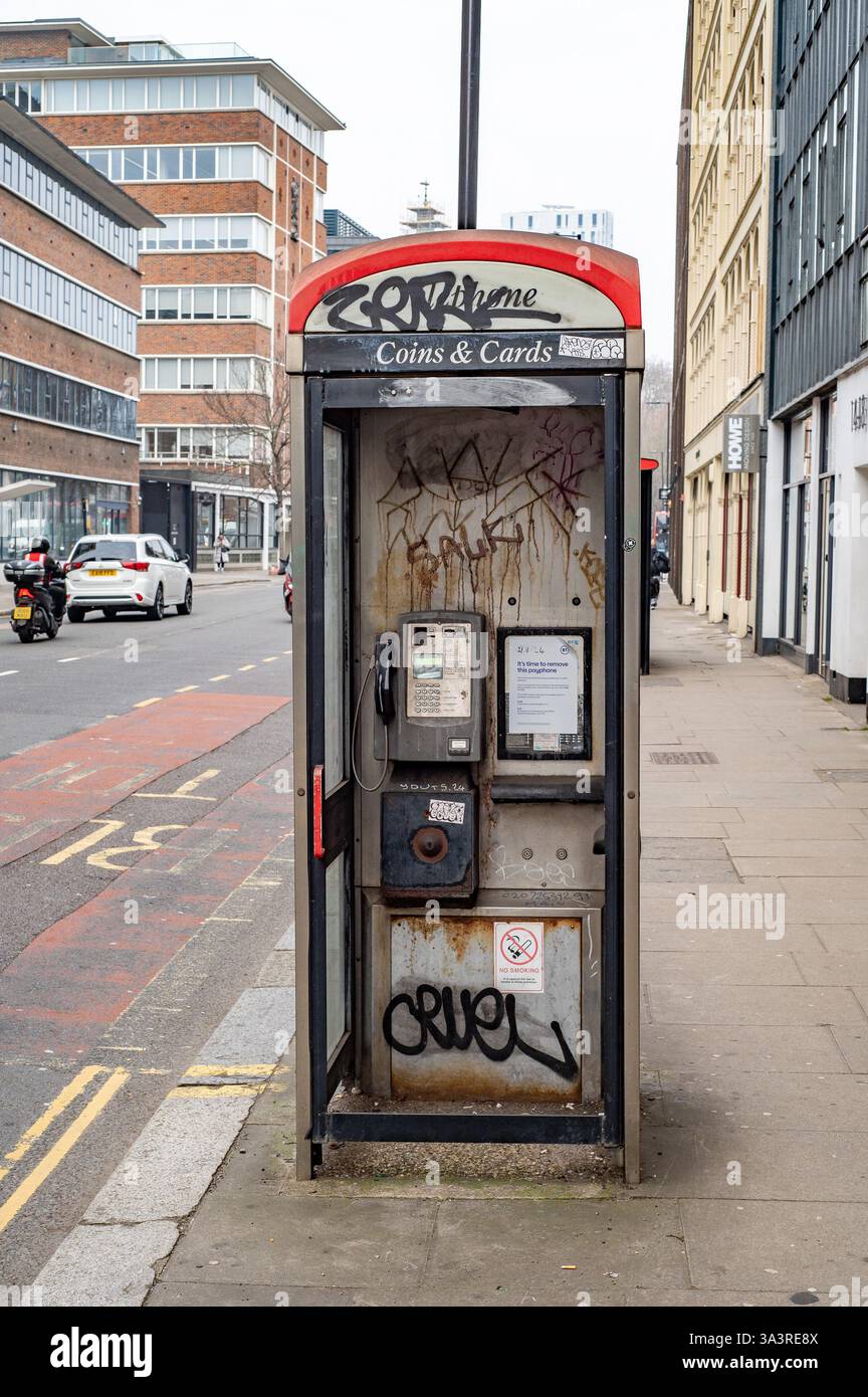 Una scatola telefonica BT vandalizzata da rimuovere, Islington, Londra, Regno Unito Foto Stock