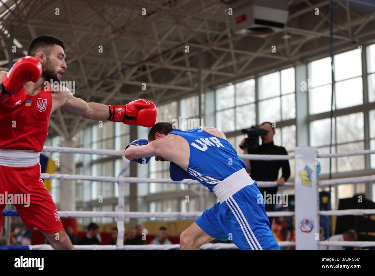 ODESSA, UCRAINA - 10 marzo 2025: Coppa di pugilato Ucraina. Peso finale fino a 51 kg, Rosso - Siova Muhammadiev, Blu - Maksym Rudyk. Pugno duro e sanguinoso Foto Stock