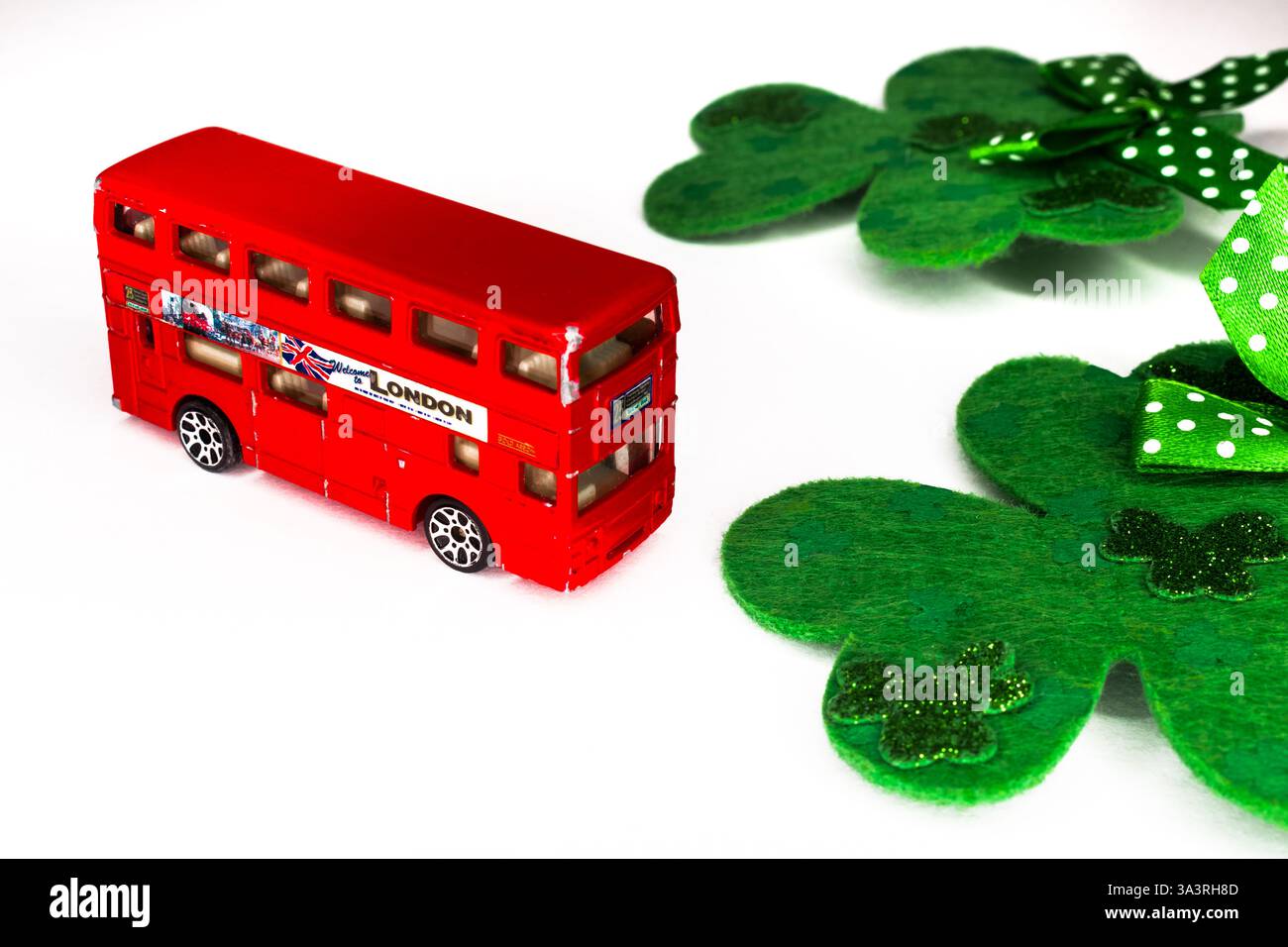 Classico autobus rosso di Londra con scogli isolati su sfondo bianco con spazio per le copie. Vacanza di San Patrizio, concetto di viaggio Foto Stock