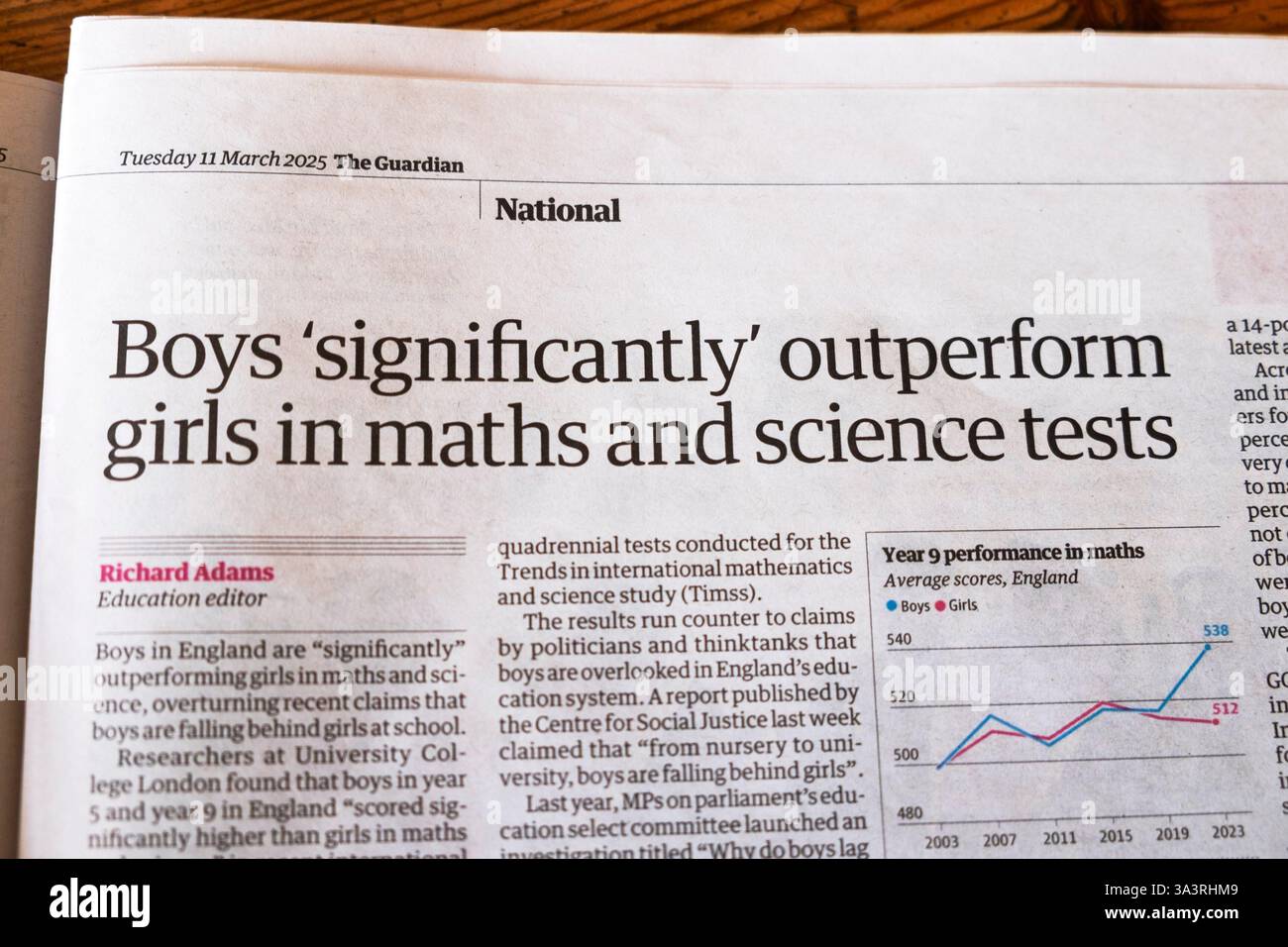 "I ragazzi "significativamente" superano le ragazze nei test di matematica e scienza" Guardian giornale titolo educazione articolo 11 marzo 2025 Londra Inghilterra Regno Unito Foto Stock