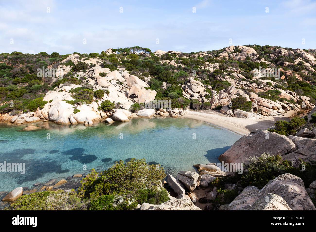 Isola di Caprera. L'incredibile mare cristallino color smeraldo tocca la costa rocciosa dell'isola di Caprera nell'arcipelago della Maddalena, vicino alla Sardegna, in Italia. Foto Stock