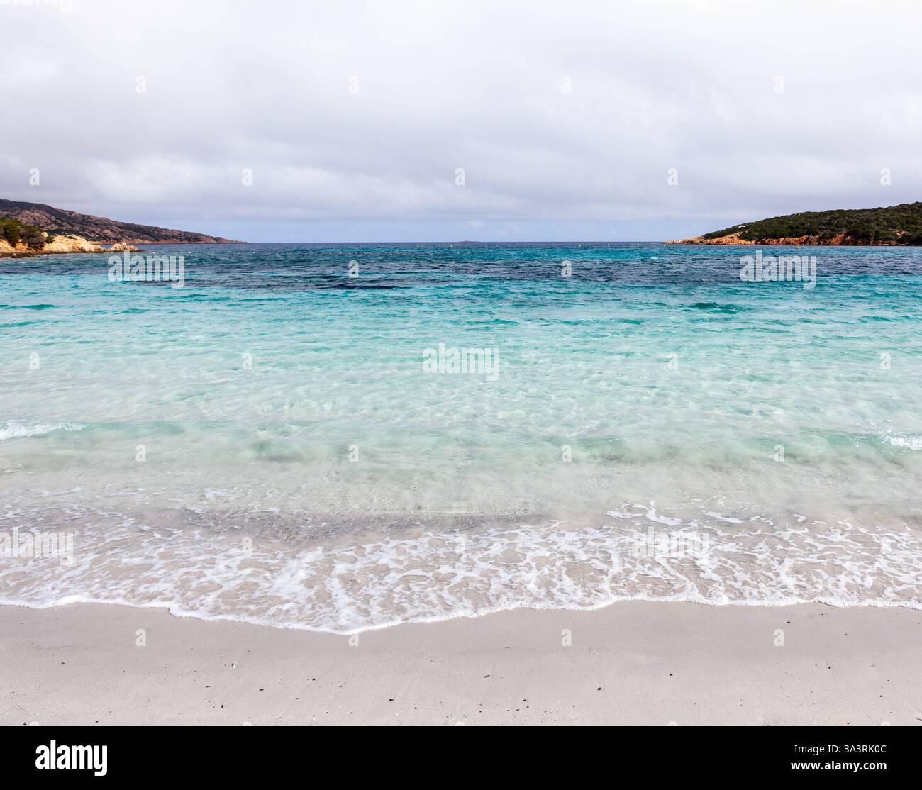 Isola di Caprera, Italia. Il Mar Mediterraneo blu smeraldo tocca la costa dell'isola di Caprera nell'arcipelago della Maddalena, vicino alla Sardegna. Sfondo fantastico. Foto Stock