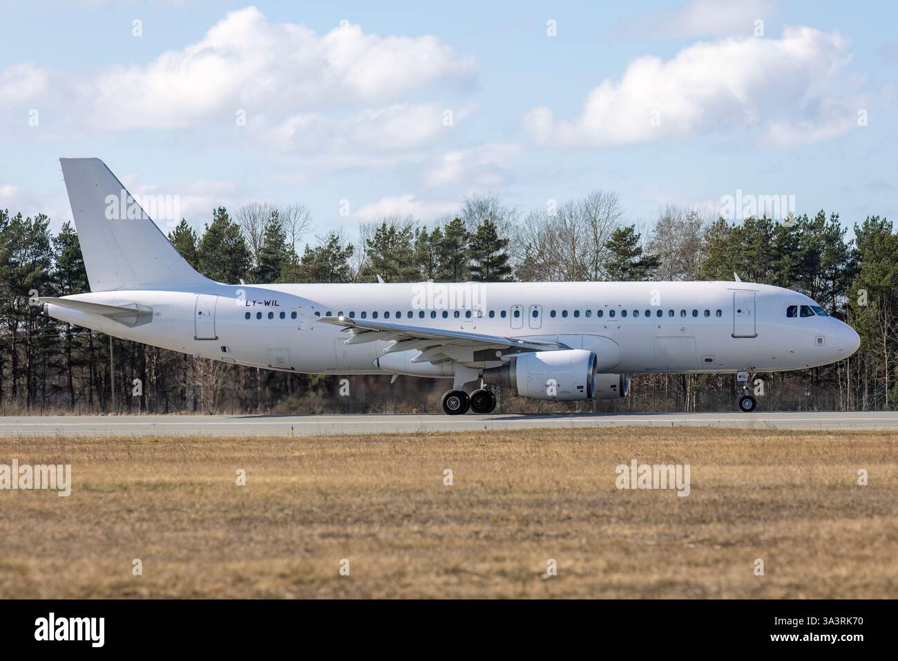 Reg: LY-WIL, GetJet Airlines, Airbus A320-214. Foto Stock