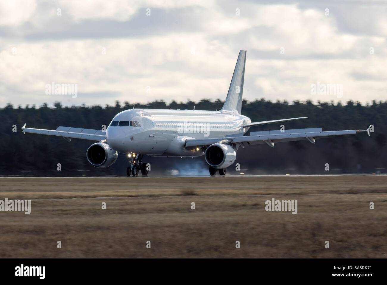 Reg: LY-WIL, GetJet Airlines, Airbus A320-214. Foto Stock