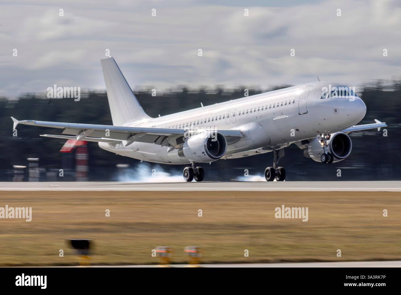 Reg: LY-WIL, GetJet Airlines, Airbus A320-214. Foto Stock