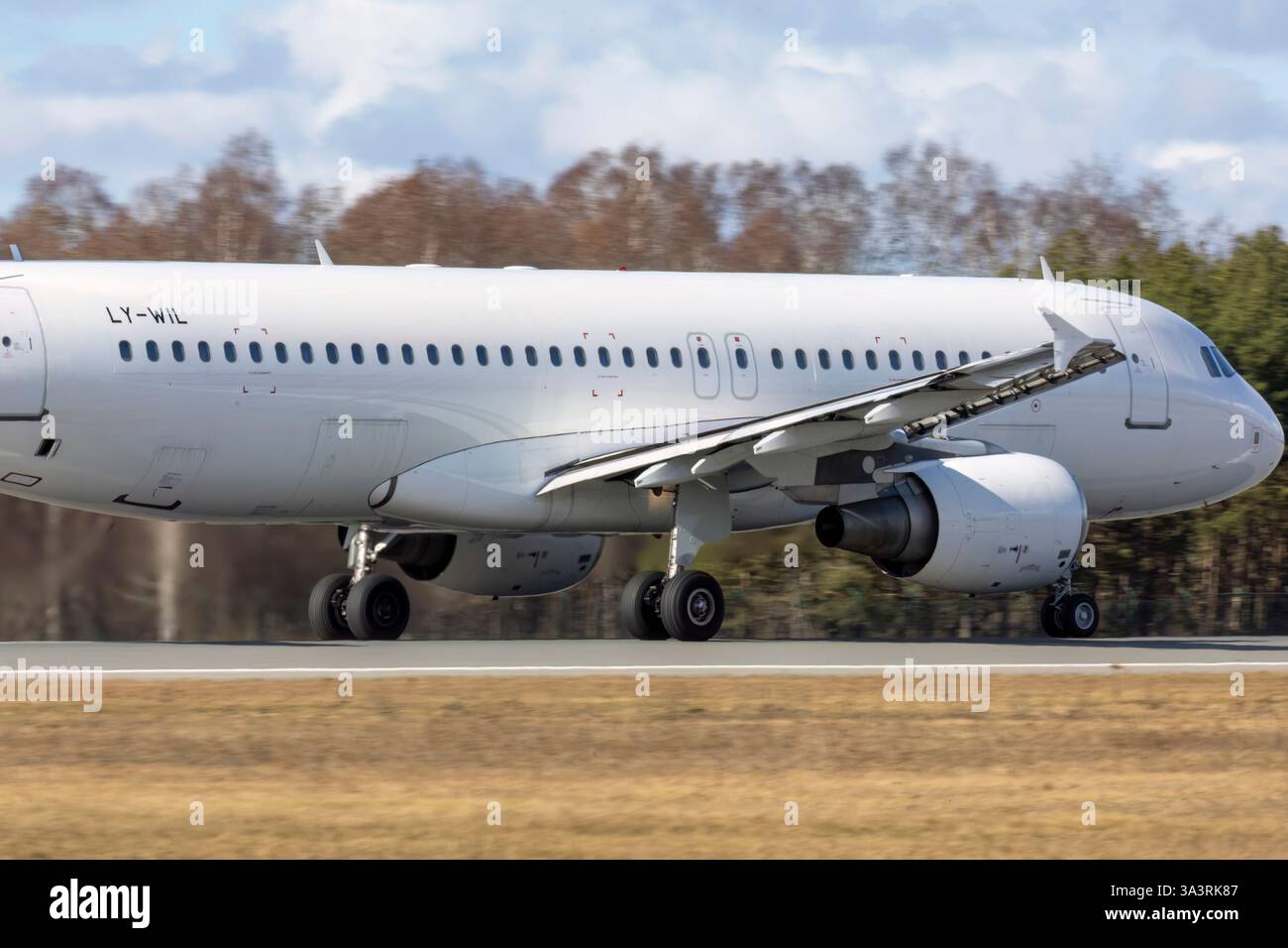Reg: LY-WIL, GetJet Airlines, Airbus A320-214. Foto Stock