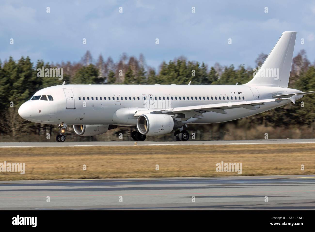 Reg: LY-WIL, GetJet Airlines, Airbus A320-214. Foto Stock