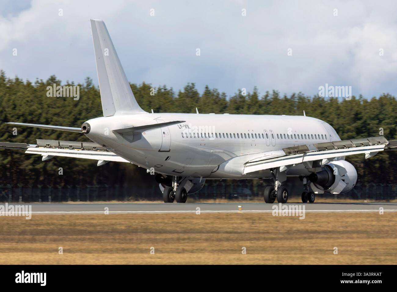 Reg: LY-WIL, GetJet Airlines, Airbus A320-214. Foto Stock