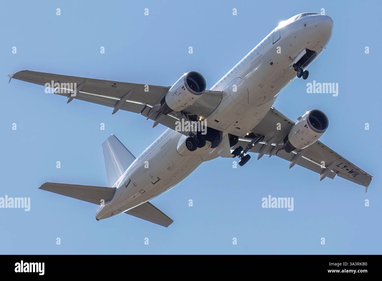 Reg: LY-WIL, GetJet Airlines, Airbus A320-214. Foto Stock