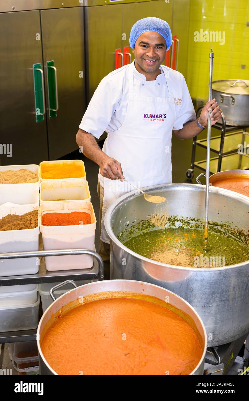 Nella foto: Praveen Kumar azienda a conduzione familiare Praveen Kumar lancia 11 linee di piatti pronti indiani nei negozi Asda di tutta la Scozia: Il retail Foto Stock