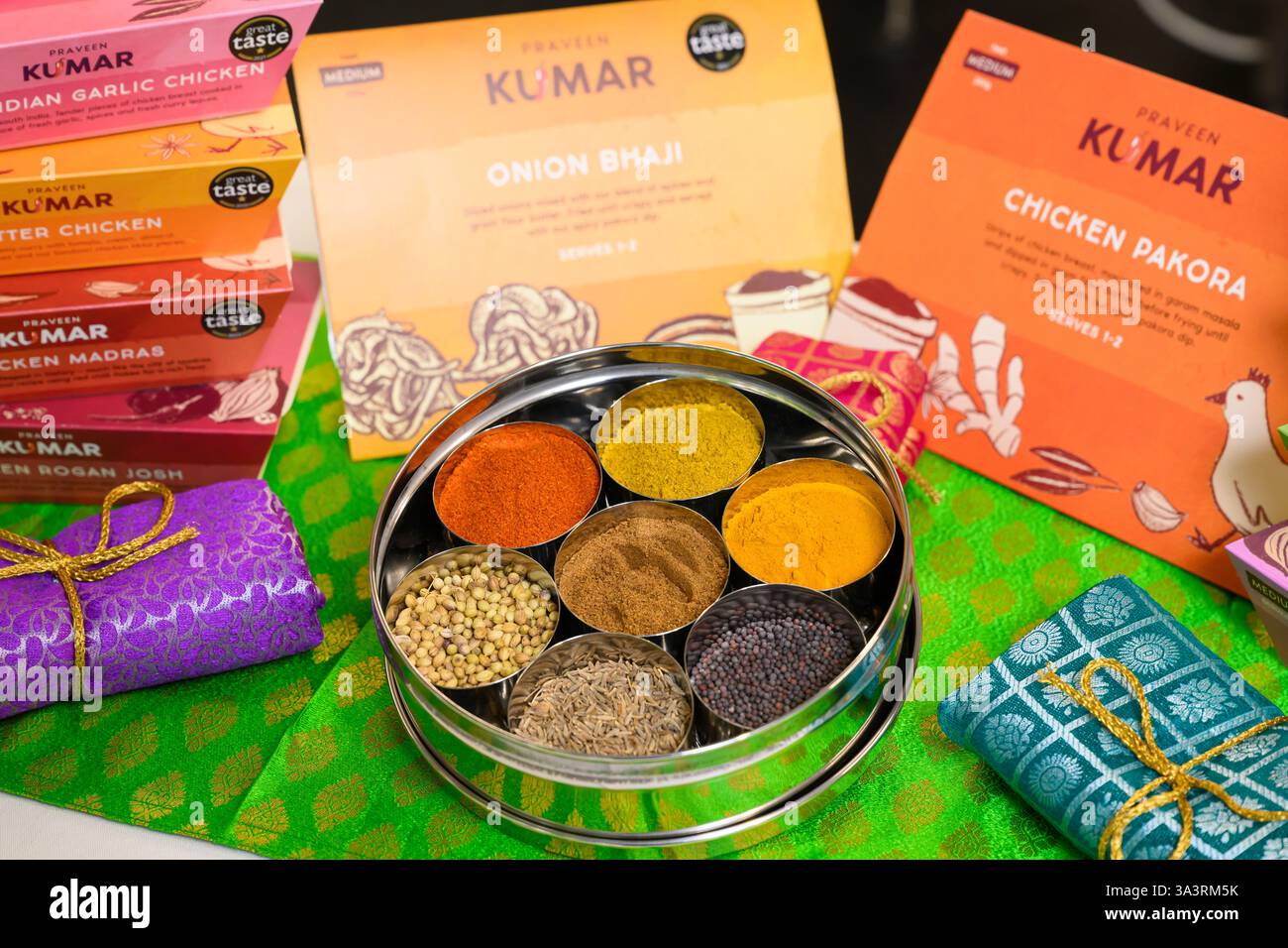 Nella foto: Praveen Kumar azienda a conduzione familiare Praveen Kumar lancia 11 linee di piatti pronti indiani nei negozi Asda di tutta la Scozia: Il retail Foto Stock