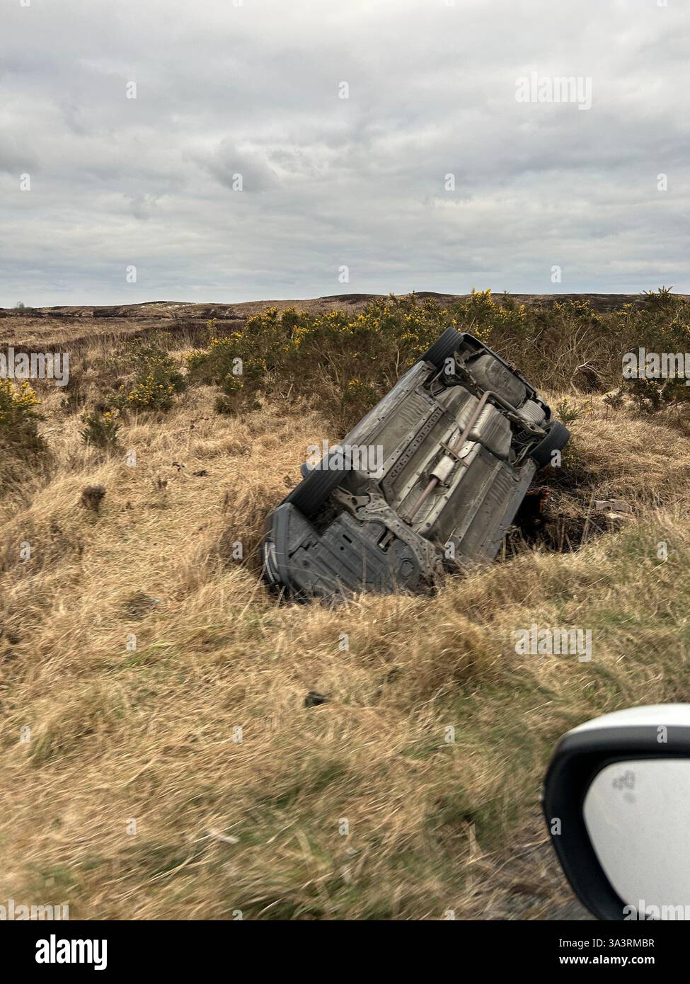 Westport, Mayo, Irlanda. Lunedì 17 marzo 2025 - Westport, Mayo, Irlanda: Un veicolo è stato ribaltato ed è stato costretto in un fosso lungo la strada sulla R330 durante le celebrazioni del giorno di San Patrizio. Nessuna lesione grave segnalata. (Odin Glynn-Martin/Alamy Press Wire - SOLO per uso editoriale) Foto Stock