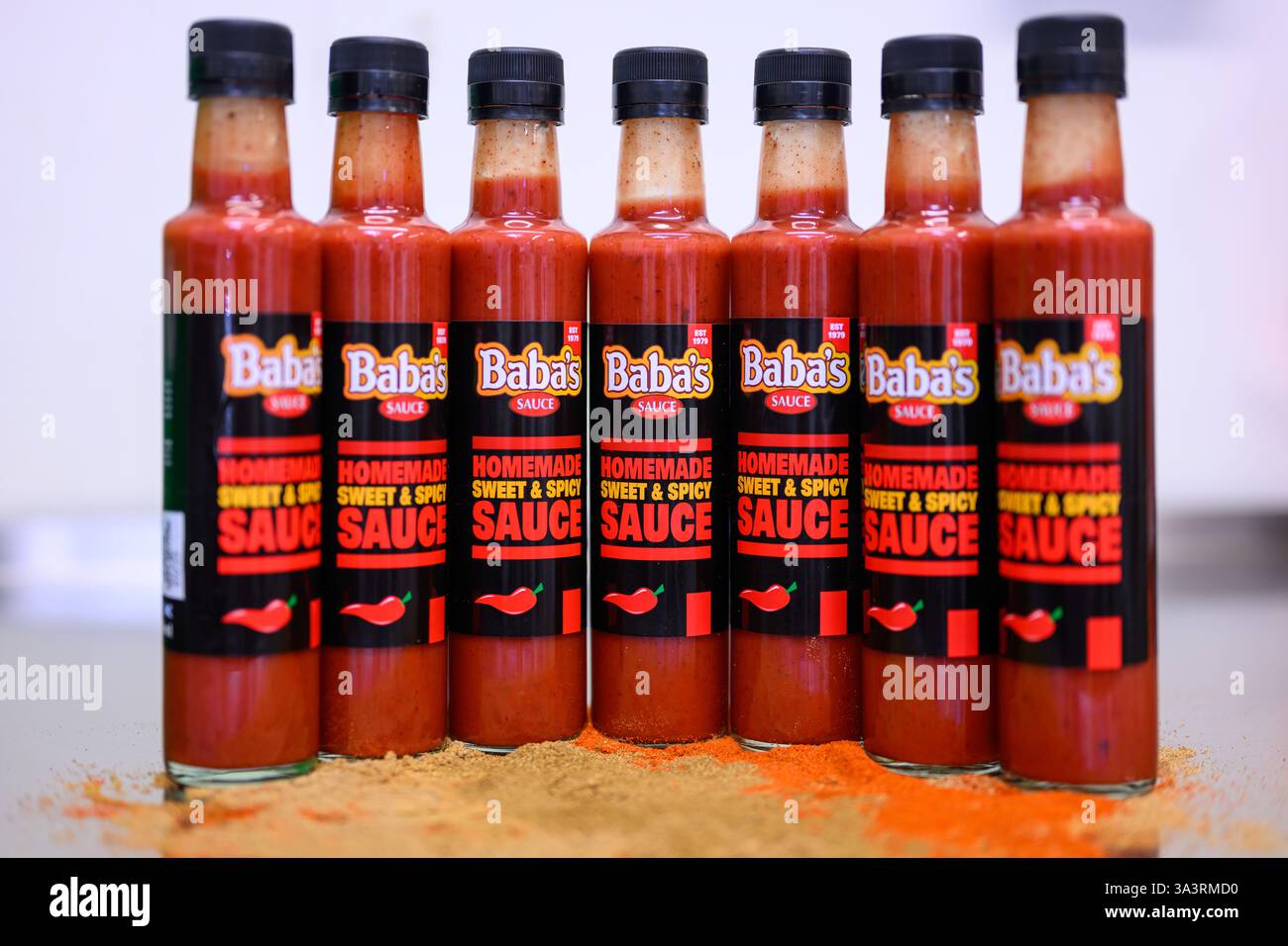 Filetta di bottiglie di salsa piccante Baba's Sauce del produttore alimentare scozzese Sunny Mollah, Scozia, Regno Unito Foto Stock
