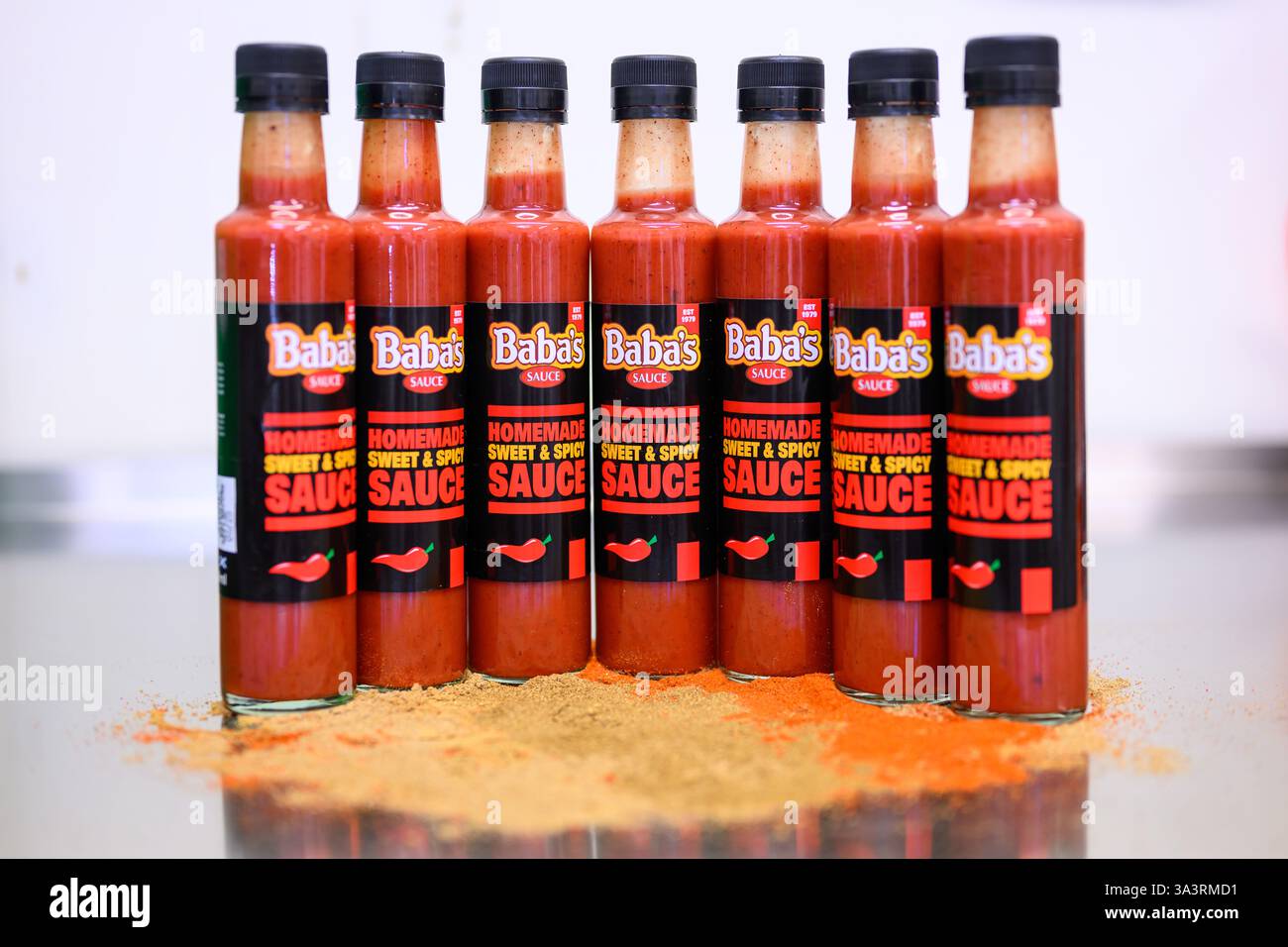 Filetta di bottiglie di salsa piccante Baba's Sauce del produttore alimentare scozzese Sunny Mollah, Scozia, Regno Unito Foto Stock