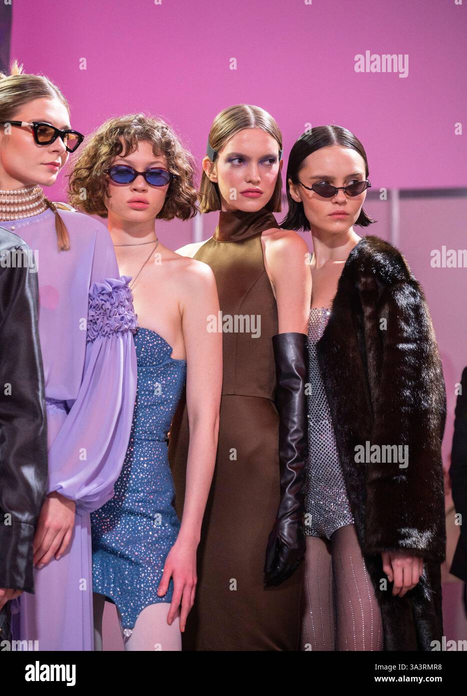 I modelli si preparano per la settimana Ucraina della moda a Kiev, combinando stili chic con design innovativi, mettendo in mostra la ricca cultura e creatività del paese Foto Stock