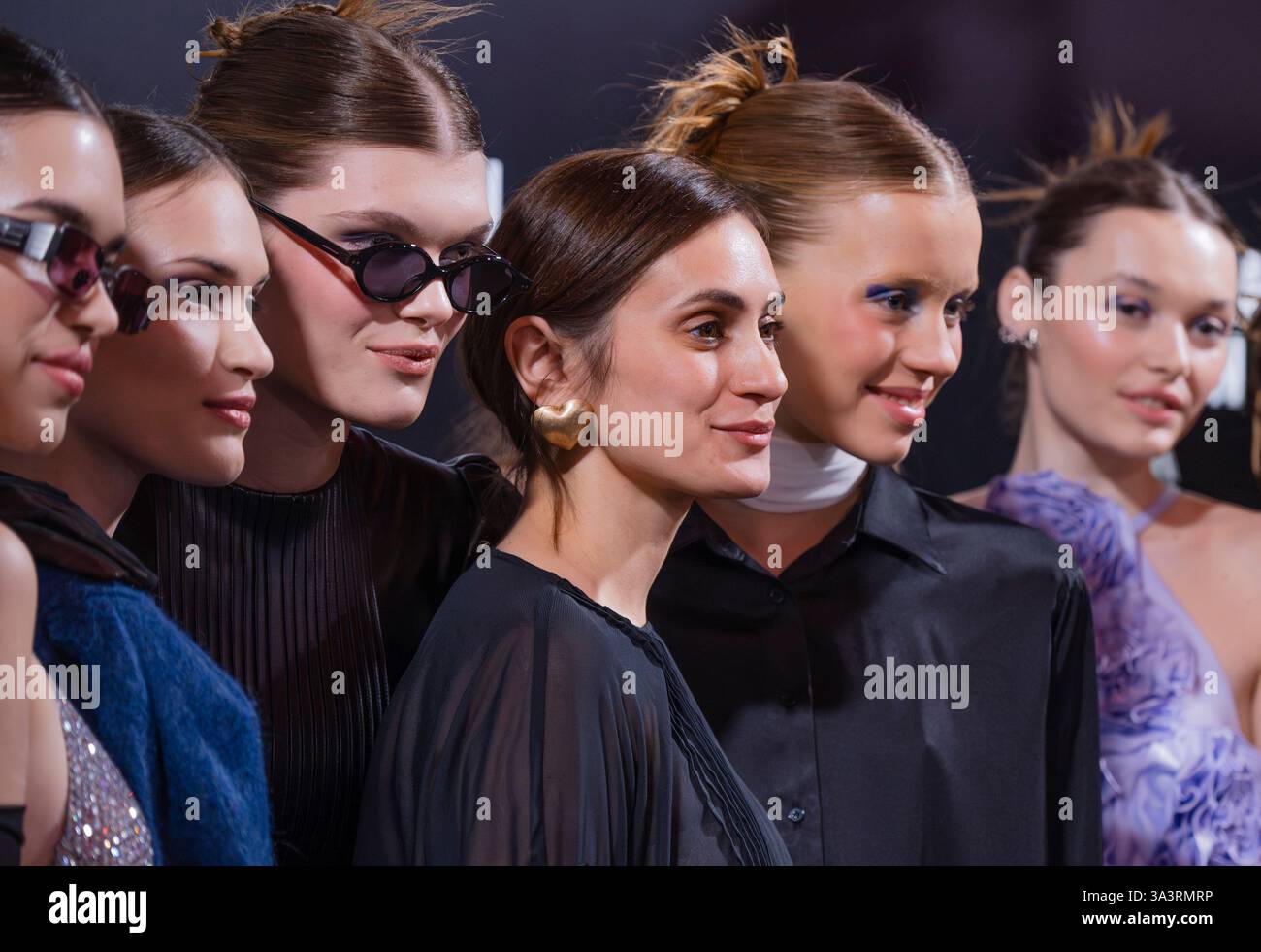 KIEV, UCRAINA - 14 FEBBRAIO: La designer Olena Guranda (C) posa con i modelli per una foto congiunta nel backstage della mostra GURANDA il 14 febbraio 2025 Foto Stock