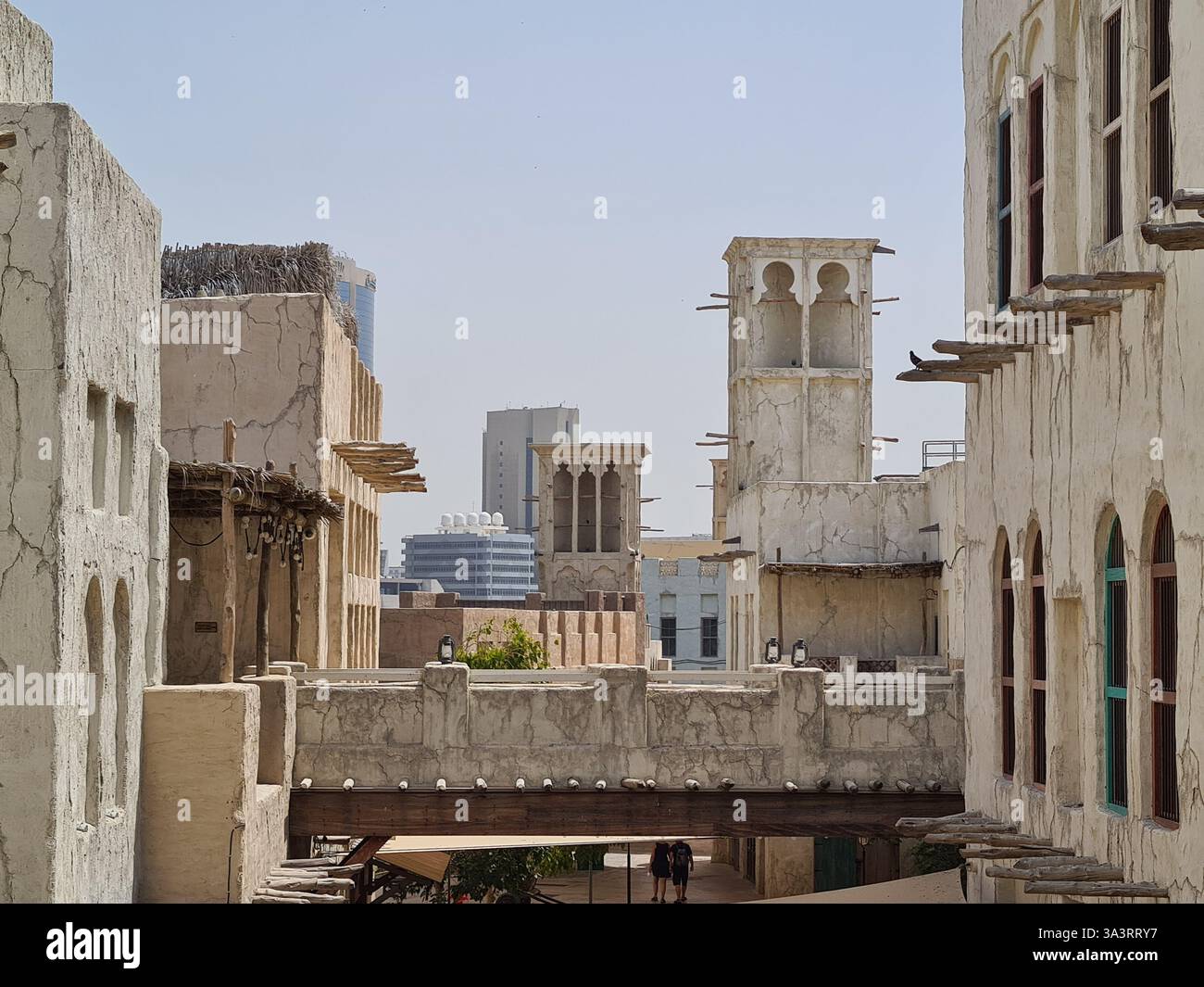 Tradizionale architettura mediorientale di al-Seef con edifici moderni sullo sfondo - Immagine stock catturata con smartphone