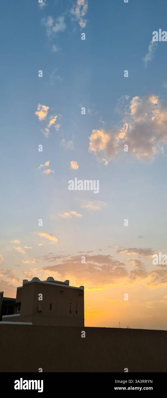 Golden Sunset Sky sopra il Desert Building - Immagine stock catturata con smartphone