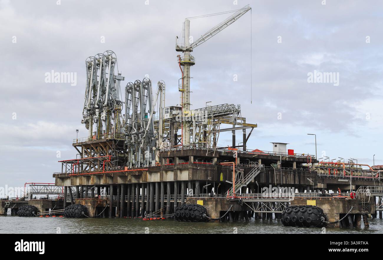 Molo industriale offshore con gru e infrastrutture di grandi dimensioni Foto Stock