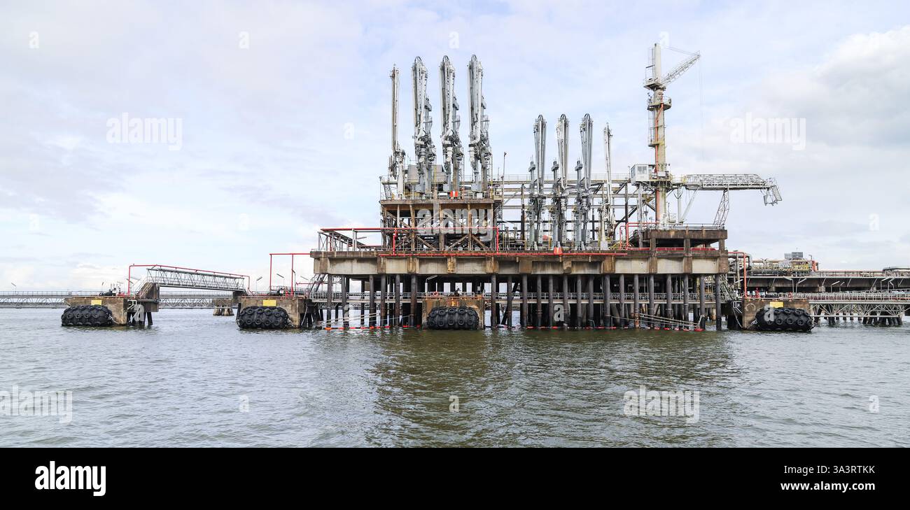 Una piattaforma industriale per il trasporto di GPL con macchinari e attrezzature situati sull'acqua sotto un cielo limpido. Ideale per i temi del settore marittimo, industriale e petrolifero Foto Stock