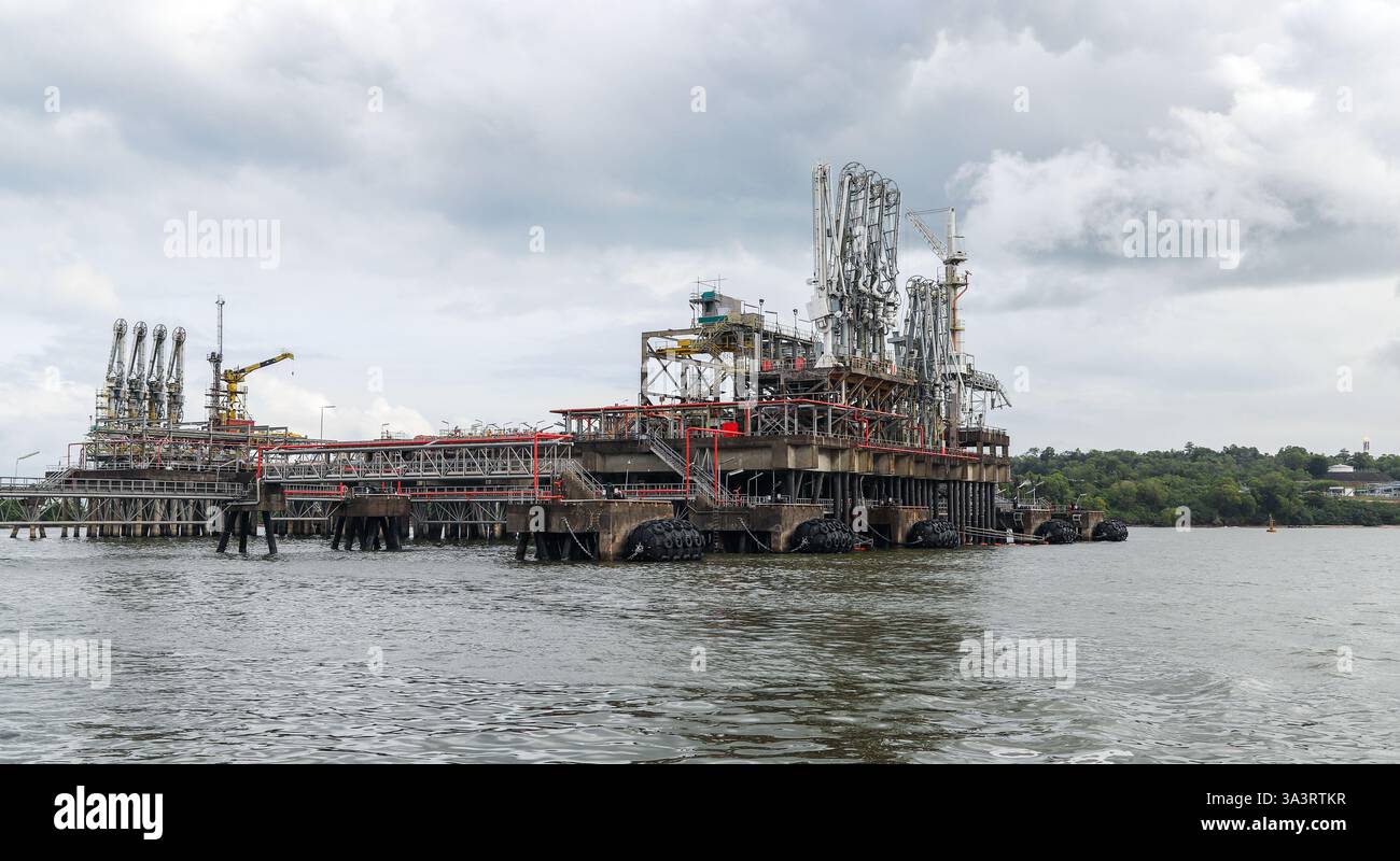 Piattaforma industriale per il settore petrolifero e del gas situata in una via d'acqua costiera, che mostra dettagli tecnici e condizioni meteorologiche eccessive. La struttura indica una r. Vitale Foto Stock