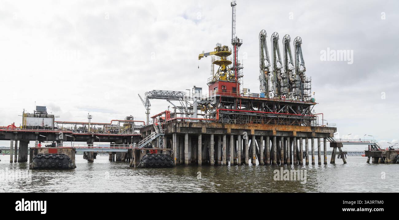 Una vista dettagliata di una piattaforma petrolifera offshore, che mostra i suoi dettagli industriali in un tranquillo lungomare. Perfetto per i concetti di produzione di energia, in Foto Stock