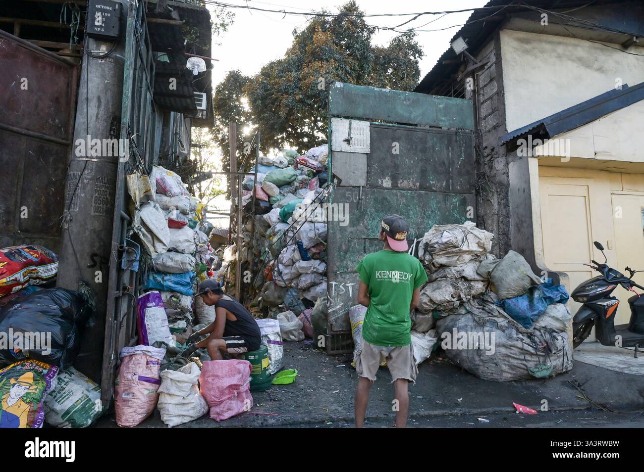 FILIPPINE, Manila, Quezon City, Payatas, negozio di spazzatura di raccoglitori e riciclatori Sort e vende materiali riciclabili / PHILIPPINEN, negozi di spazzatura, Müllsammler und Müll Recyling Foto Stock