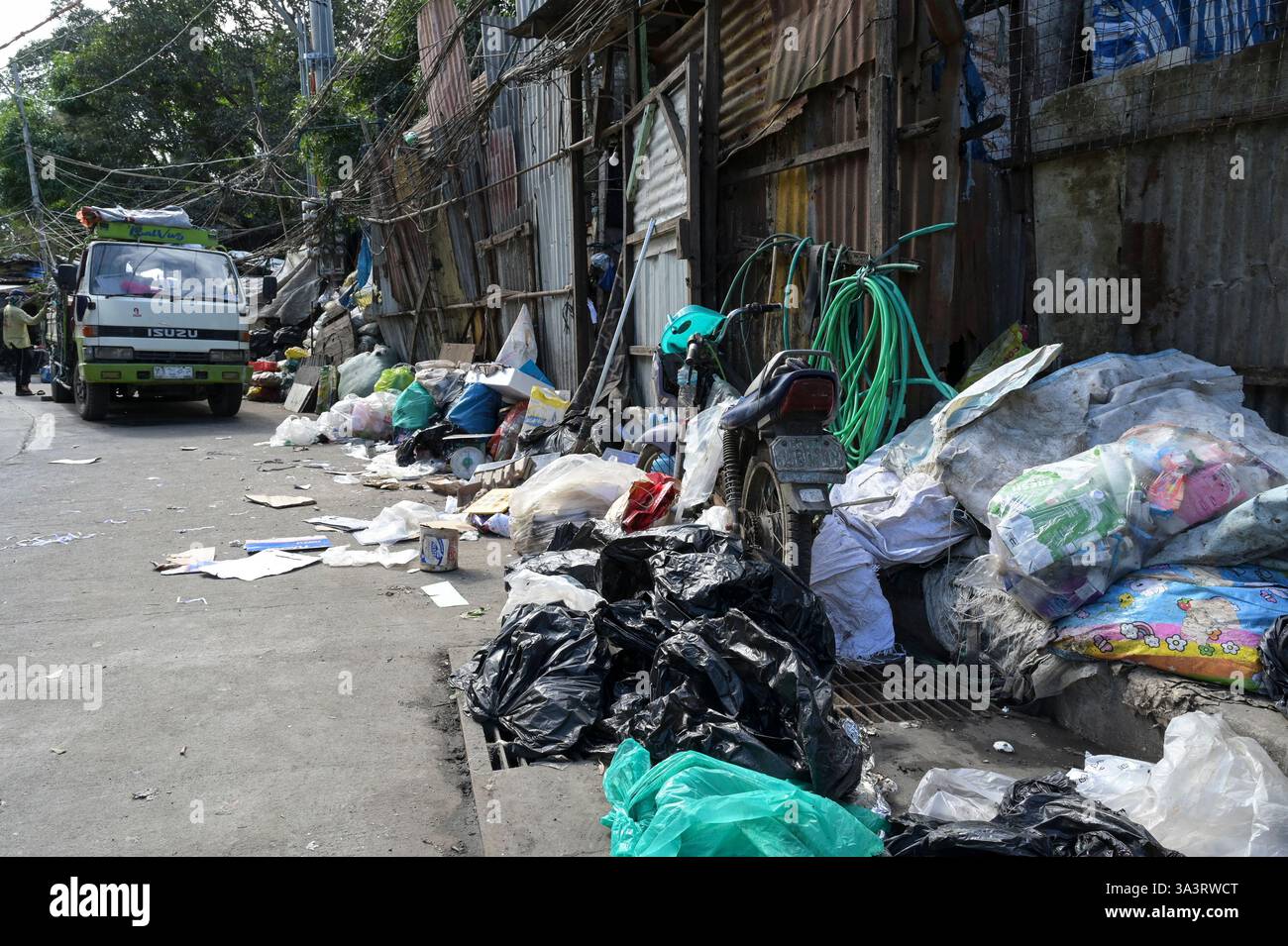 FILIPPINE, Manila, Quezon City, Payatas, negozio di spazzatura di raccoglitori e riciclatori Sort e vende materiali riciclabili / PHILIPPINEN, negozi di spazzatura, Müllsammler und Müll Recyling Foto Stock