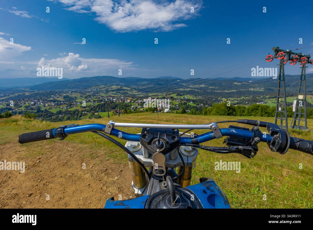 Manubrio di una vecchia moto da motocross, in sella a una bicicletta in montagna Foto Stock